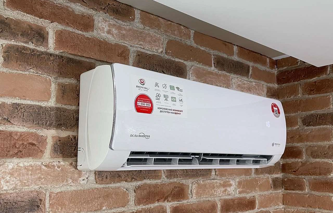 Кондиционер на кирпичной стене