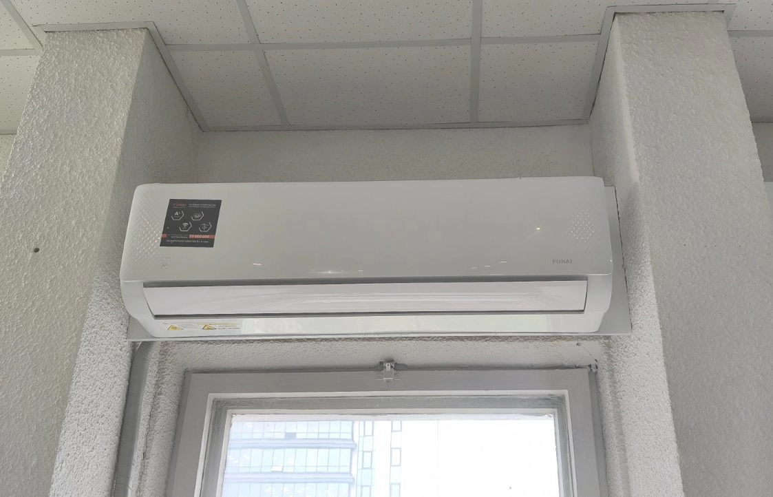 Кондиционер над окном