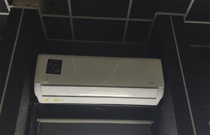 Монтаж кондиционера над входом