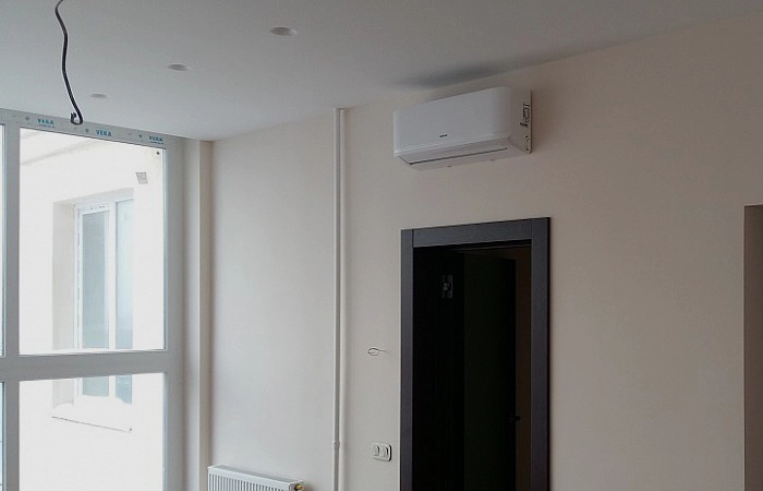 Установка кондиционера над входом